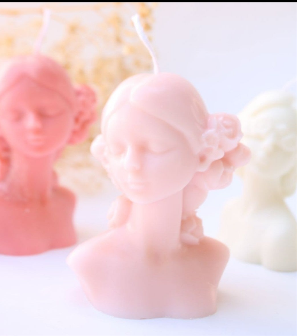 Juego de velas perfumadas con opción de vela decorativa.