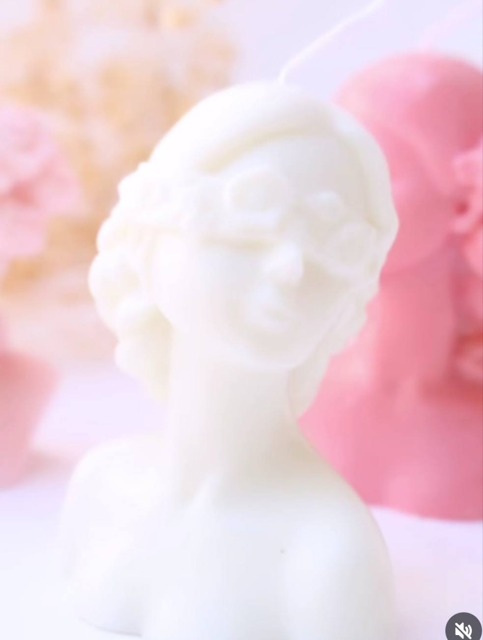 Juego de velas perfumadas con opción de vela decorativa.