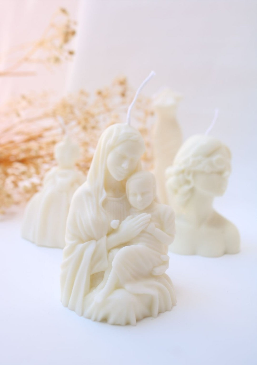 Juego de velas perfumadas con opción de vela decorativa.