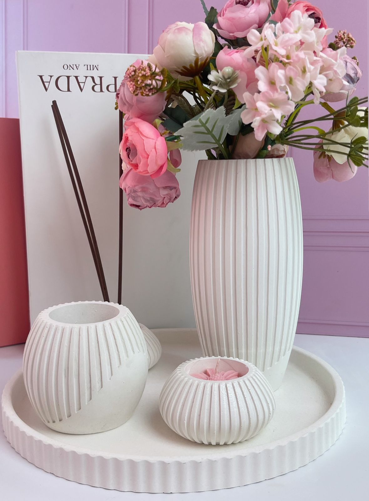 Juego de cinco piezas con decoraciones