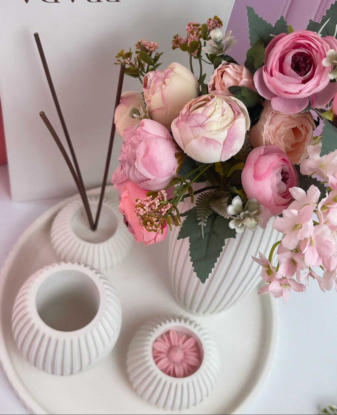 Juego de cinco piezas con decoraciones