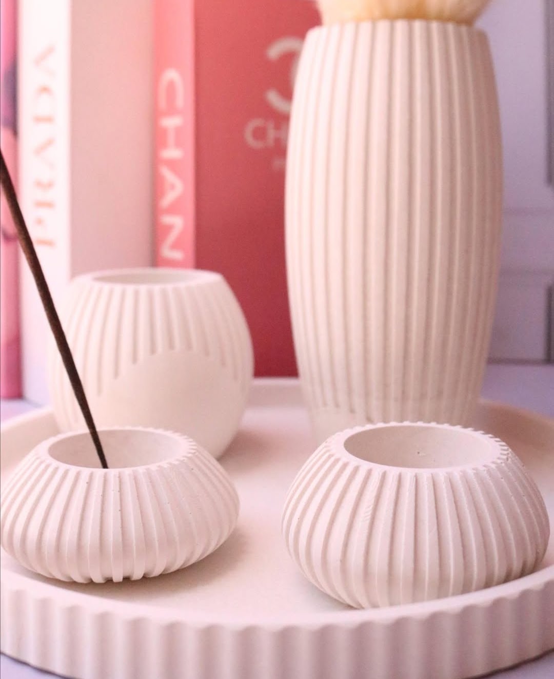 Juego de cinco piezas de florero y portavelas.