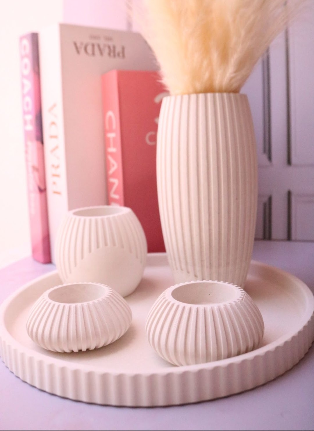 Juego de cinco piezas de florero y portavelas.