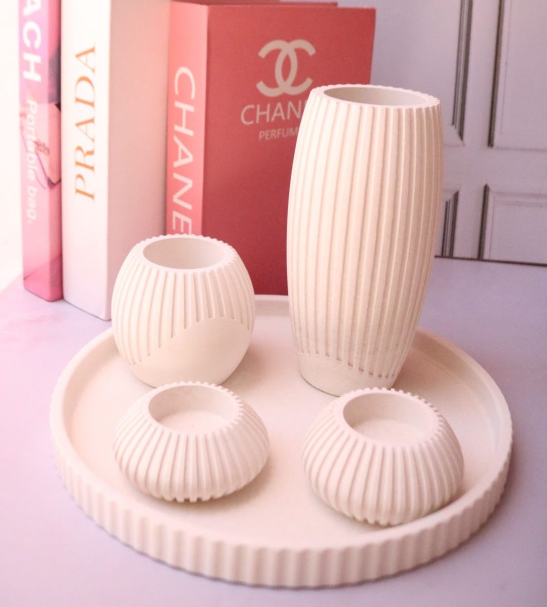 Juego de cinco piezas de florero y portavelas.