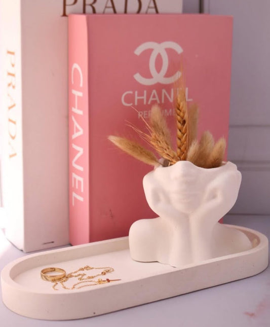 Chica Bonita con Bandeja