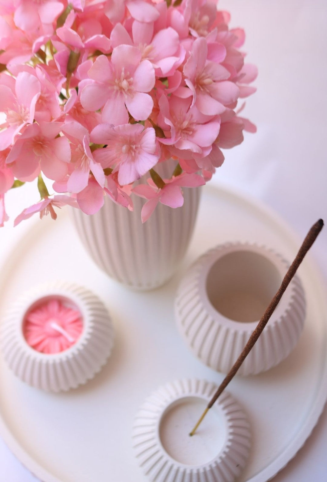 Juego de cinco piezas con decoraciones